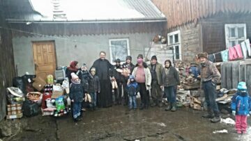 Preotul Ceahlău Gheorghe Gicu venit cu ajutoare, în mijlocul familiei Teodoru din Grănicești
