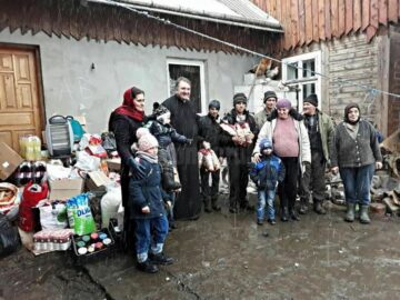 Familia cu șapte copii care a rămas fără locuință după incendiu va avea o casă nouă