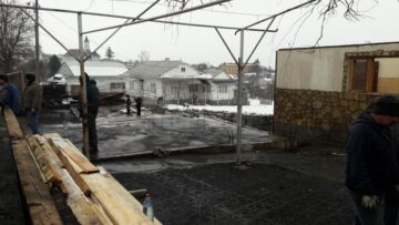 Un incendiu a făcut scrum un atelier de tâmplărie și a afectat grav o casă