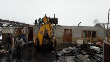 Un incendiu a făcut scrum un atelier de tâmplărie și a afectat grav o casă