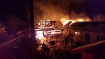 Un incendiu a făcut scrum un atelier de tâmplărie și a afectat grav o casă
