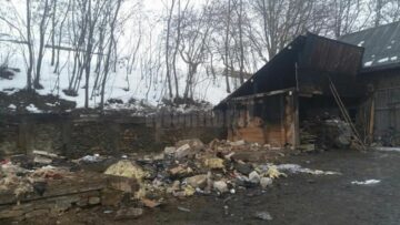 Ruinele casei arse în urma incendiului de acum o săptămână