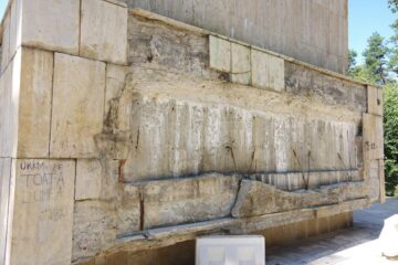 Lucrările contractate vizează în principal soclul statuii, aflat într-o stare avansată de degradare