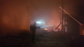 Un incendiu a făcut scrum un atelier de tâmplărie și a afectat grav o casă