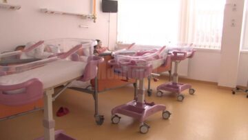 În Maternitatea Suceava copiii stau permanent cu mama lor