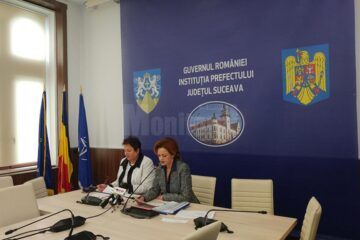 Prefectul Mirela Adomnicăi (dreapta) a anunțat că pentru 115 proiecte PNDL au fost semnate contractele de finanțare