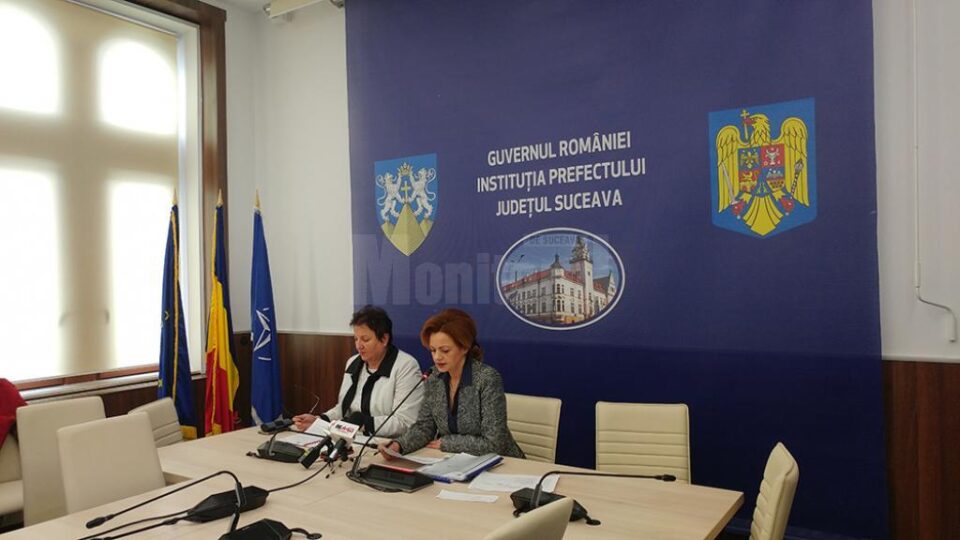 Prefectul Mirela Adomnicăi (dreapta) a anunțat că pentru 115 proiecte PNDL au fost semnate contractele de finanțare