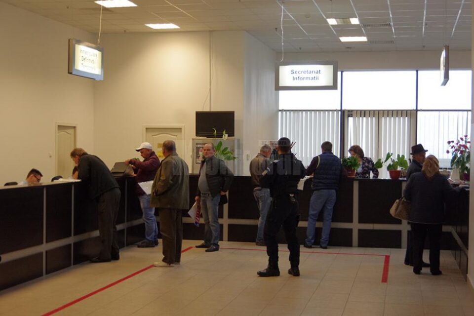 Prezenta la ghișee se face în mod organizat, în urma programărilor pe site-ul Instituției Prefectului