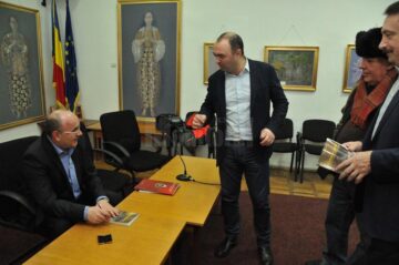 Romanul „Aventuri pe șase roți”, de Tiberiu Avram, lansat cu sala plină, la Biblioteca Bucovinei
