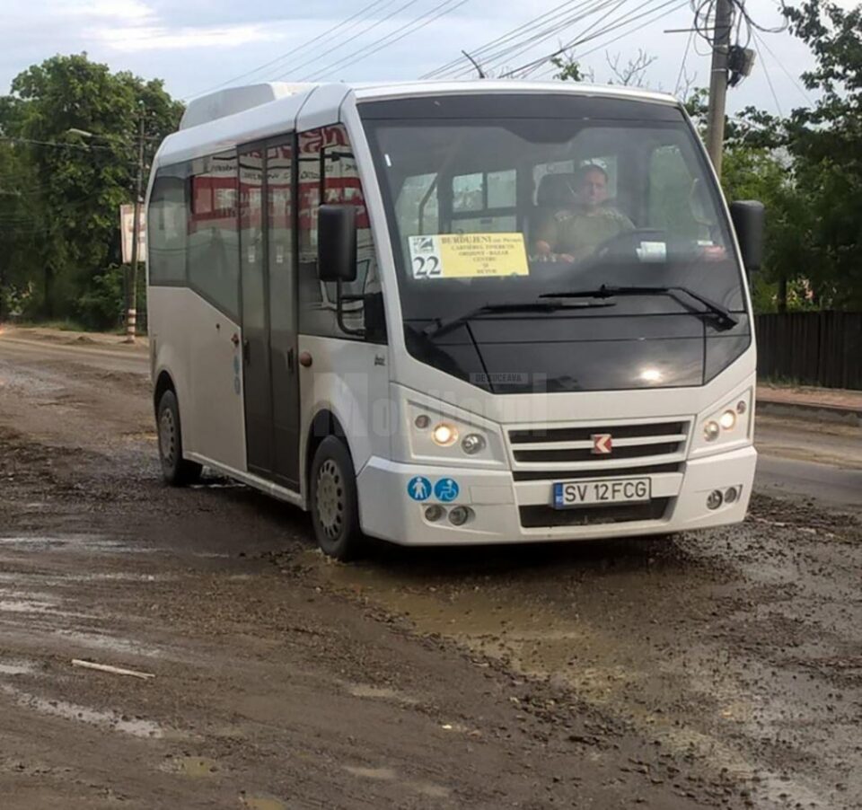 Un șofer de pe linia de transport 22 a TPL a blocat ușile, pentru a nu lăsa să plece doi tineri suspectați de furt Un șofer de pe linia de transport 22 a TPL a blocat ușile, pentru a nu lăsa să plece doi tineri suspectați de furt