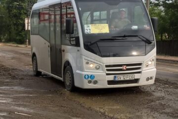 Un șofer de pe linia de transport 22 a TPL a blocat ușile, pentru a nu lăsa să plece doi tineri suspectați de furt