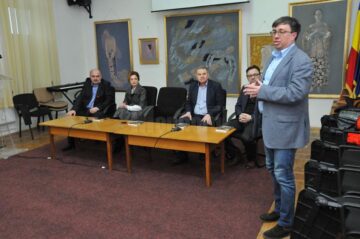 Romanul „Aventuri pe șase roți”, de Tiberiu Avram, lansat cu sala plină, la Biblioteca Bucovinei