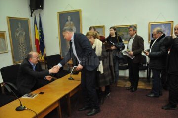 Romanul „Aventuri pe șase roți”, de Tiberiu Avram, lansat cu sala plină, la Biblioteca Bucovinei