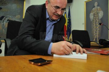 Romanul „Aventuri pe șase roți”, de Tiberiu Avram, lansat cu sala plină, la Biblioteca Bucovinei