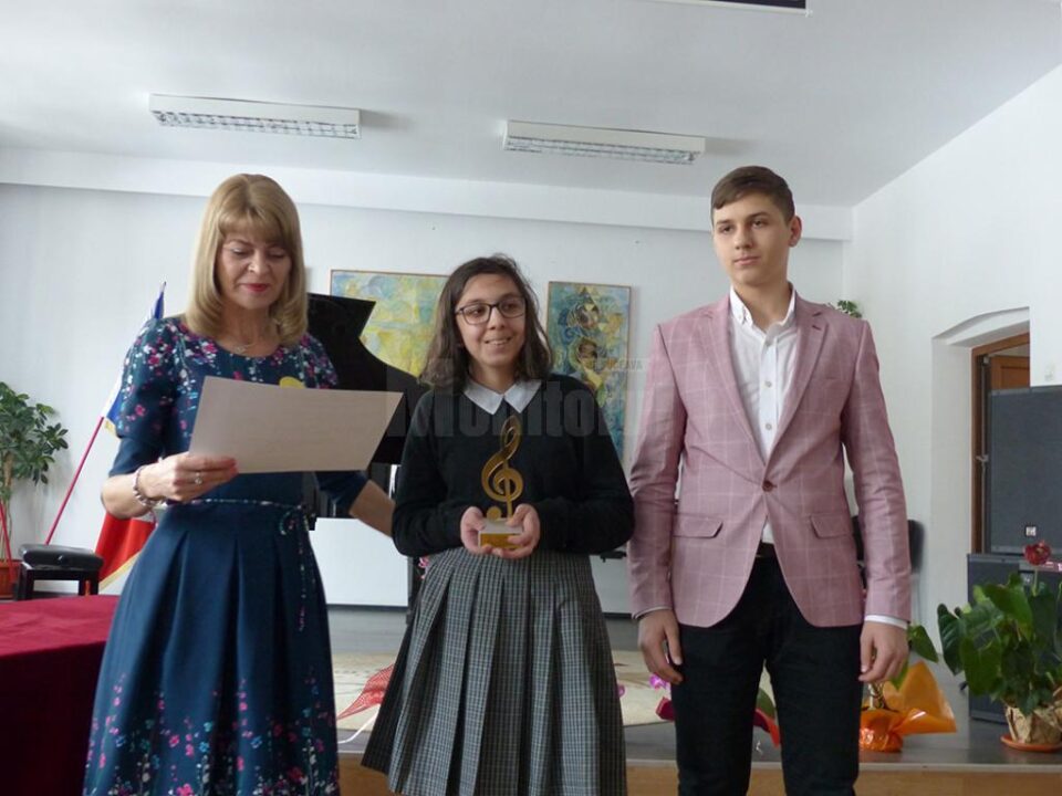 Directoarea adjunctă Elena Istrate, câștigătoarea Ruxandra Cosmovici și Oliviu Bobu, câștigătorul din 2017