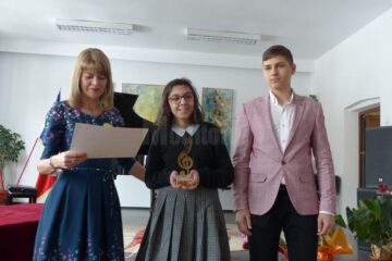 Directoarea adjunctă Elena Istrate, câștigătoarea Ruxandra Cosmovici și Oliviu Bobu, câștigătorul din 2017