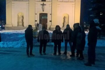 Duminică seara, în fața Palatului Administrativ se aflau circa 25 de persoane