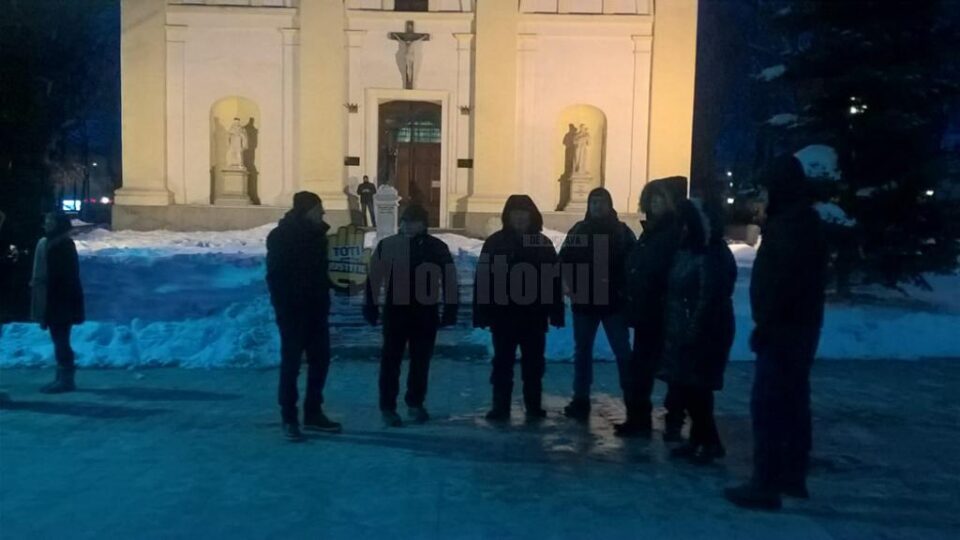 Duminică seara, în fața Palatului Administrativ se aflau circa 25 de persoane