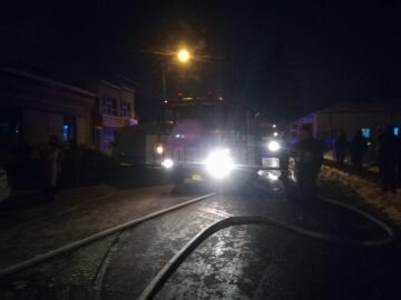 Bătrân carbonizat într-un incendiu extrem de violent care a cuprins două gospodării