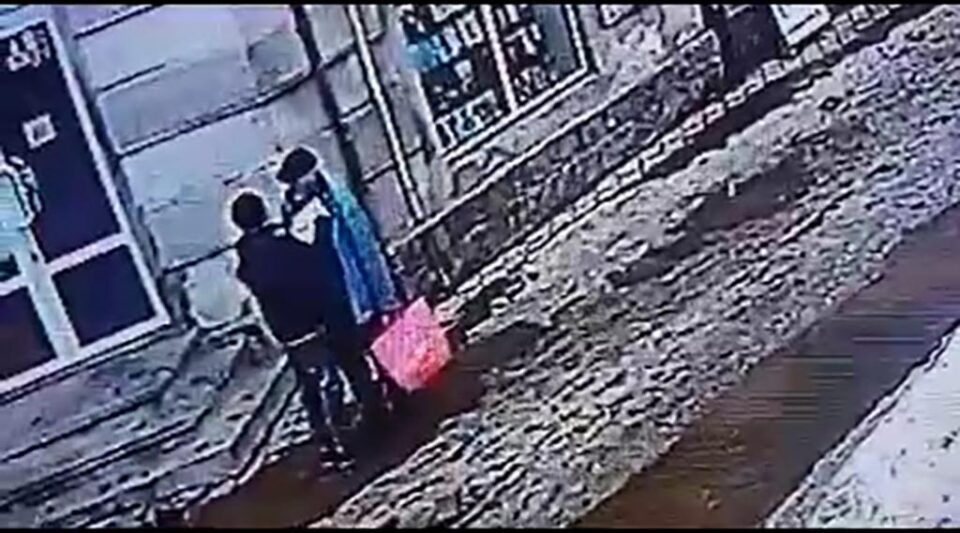 Câteva secunde i-au fost suficiente hoțului sexagenar pentru a-i fura portofelul victimei, în plină stradă