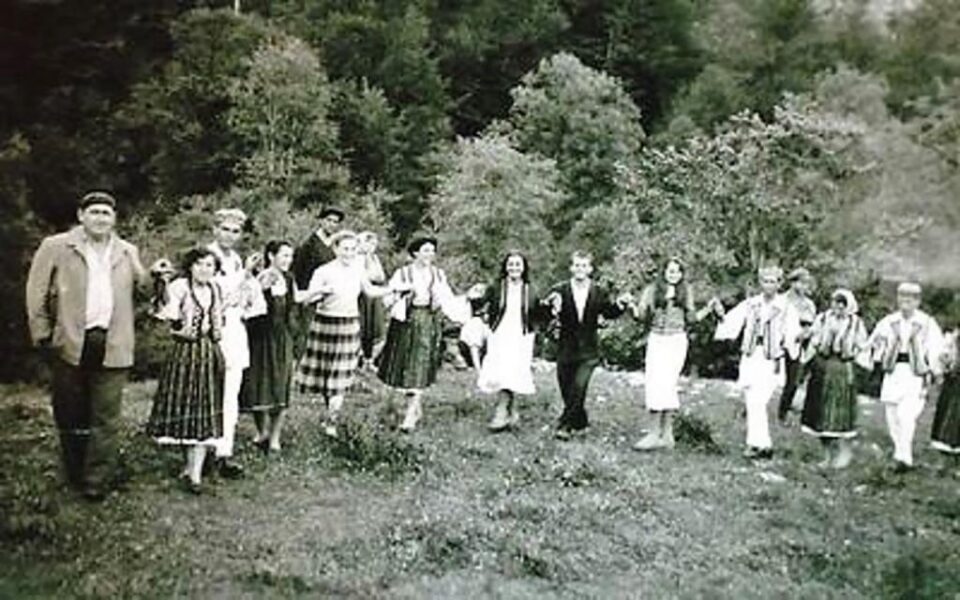 „S-a încins o horă mare”