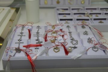 Mărțișoarele din aur și argint, cadourile ideale de sezon
