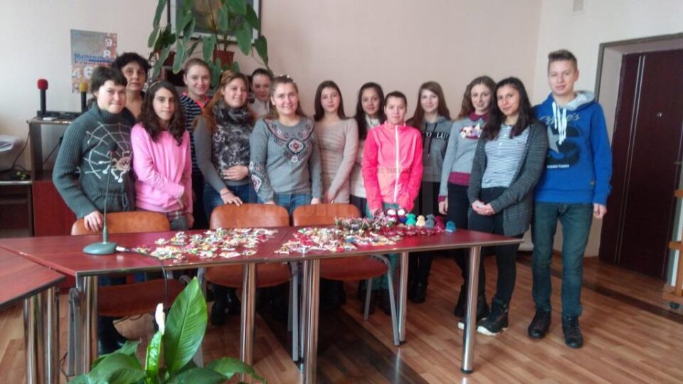 Copiii și tinerii din cadrul Serviciilor Multifuncționale pentru copilul aflat în dificultate Gura Humorului au pregătit sute de mărțișoare