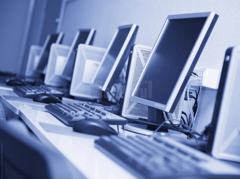 Cele două școli vor beneficia de un laborator IT dotat cu 26 calculatoare performante Cele două școli vor beneficia de un laborator IT dotat cu 26 calculatoare performante