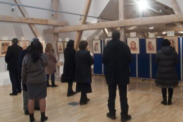 „Chipuri ale sfințeniei”, expoziție de grafică la Muzeul de Istorie Suceava