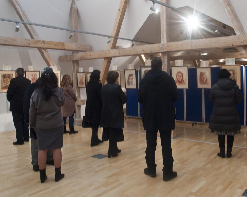 „Chipuri ale sfințeniei”, expoziție de grafică la Muzeul de Istorie Suceava