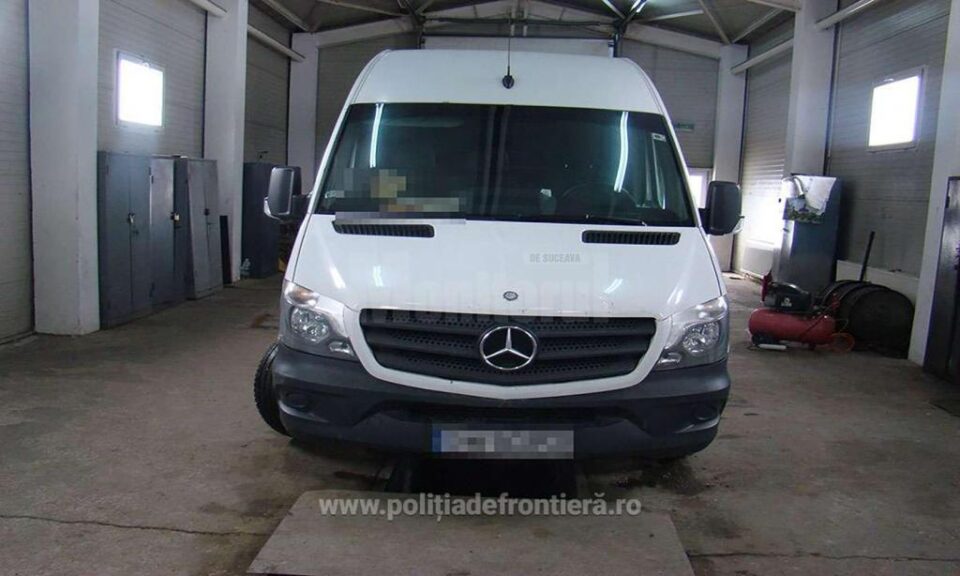 Mercedes Sprinter căutat de autoritățile italiene, depistat în PTF Siret