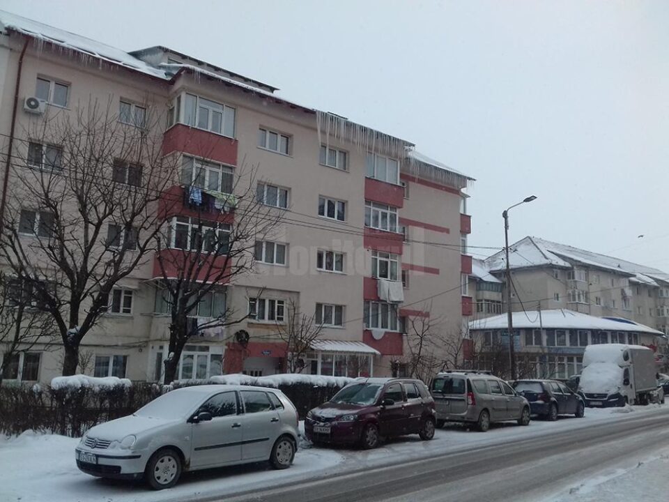 Neîndepărtarea pe timp de iarnă a țurțurilor se pedepsește la persoanele fizice cu amenzi între 100 și 1.000 de lei, iar la cele juridice cu amenzi cuprinse între 200 și 2.000 de lei