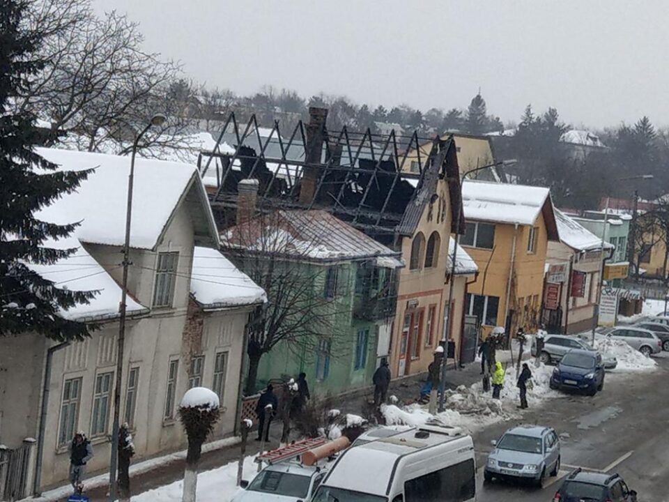 Bătrânul locuia într-o casă anexă din spatele celei cu balcon, iar în gospodăria cu alimentară la parter locuia familia Cazac, Vasile și Oltea Bătrânul locuia într-o casă anexă din spatele celei cu balcon, iar în gospodăria cu alimentară la parter locuia familia Cazac, Vasile și Oltea