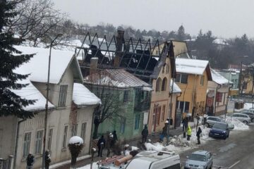 Bătrânul locuia într-o casă anexă din spatele celei cu balcon, iar în gospodăria cu alimentară la parter locuia familia Cazac, Vasile și Oltea