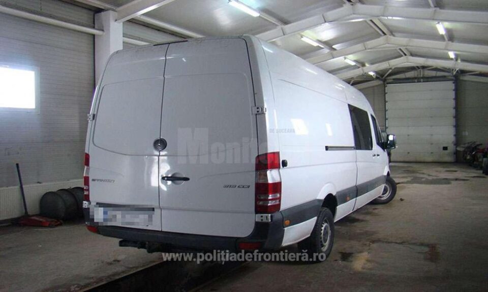 Mercedes Sprinter căutat de autoritățile italiene, depistat în PTF Siret