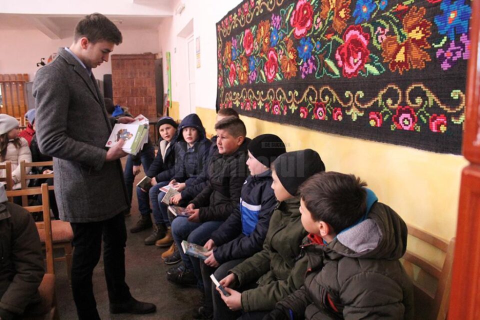 Peste 2.000 de volume noi, donate unor școli din mediul rural