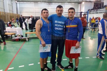 Antrenorul Andu Vornicu, încadrat de cei doi medaliați de la Naționalele de tineret