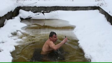 Un sucevean sfidează zilnic gerul, făcând scufundări într-o păstrăvărie