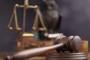 Bărbat trimis în judecată, după ce l-a agresat pe fratele unui polițist