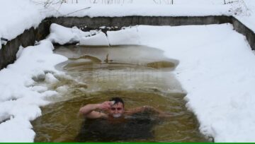 Un sucevean sfidează zilnic gerul, făcând scufundări într-o păstrăvărie