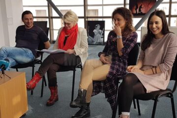 Regizorul Sebastian Marina (stânga) cu directorul teatrului sucevean, Carmen Veronica Steiciuc, și actrițele Delu Lucaci și Diana Lazăr
