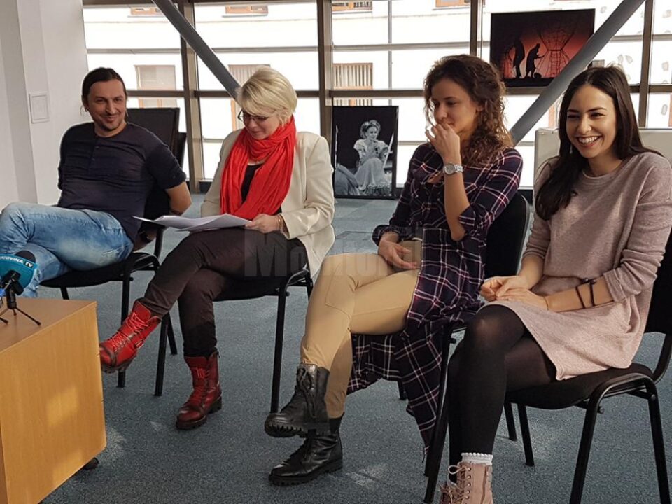 Regizorul Sebastian Marina (stânga) cu directorul teatrului sucevean, Carmen Veronica Steiciuc, și actrițele Delu Lucaci și Diana Lazăr Regizorul Sebastian Marina (stânga) cu directorul teatrului sucevean, Carmen Veronica Steiciuc, și actrițele Delu Lucaci și Diana Lazăr