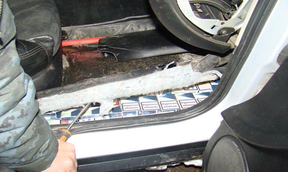 Contrabandă cu sania și cu autoturismul la graniță
