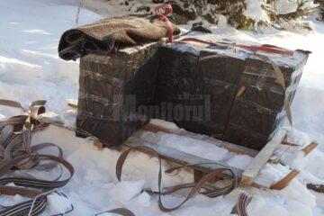 Sania pe care se aflau mai multe baxuri cu țigări de contrabandă