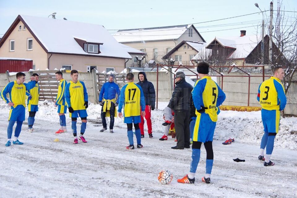 Fotbalistii radauteni se antreneaza intens in ciuda gerului de afara