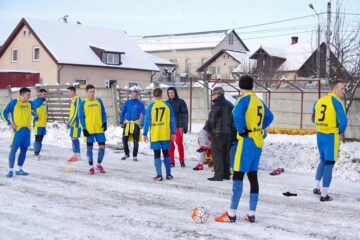Fotbalistii radauteni se antreneaza intens in ciuda gerului de afara