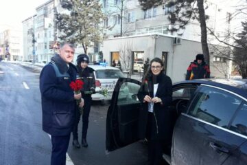 Comisarul-șef Marius Ciotau oferind flori femeilor aflate la volan