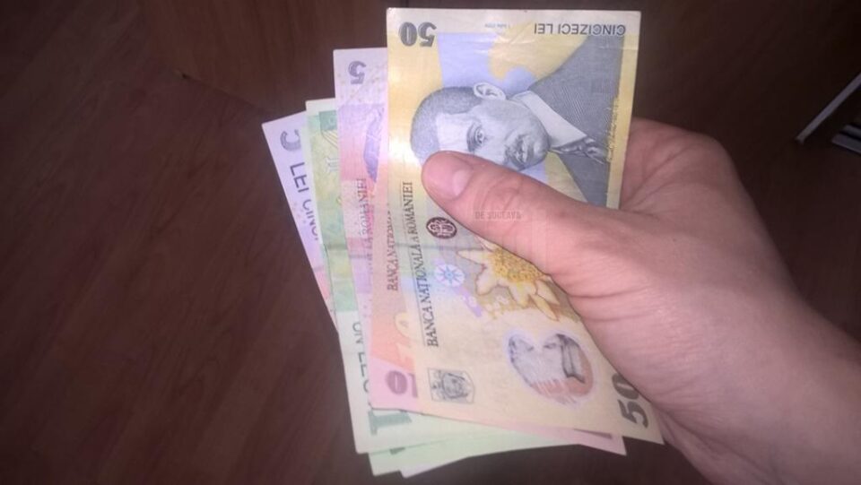 Femeia a primit înapoi doar una din cele trei bancnote de 50 de lei