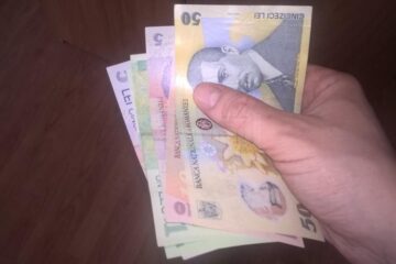 Femeia a primit înapoi doar una din cele trei bancnote de 50 de lei