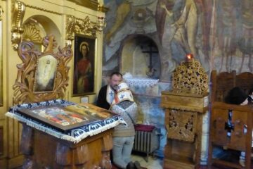 Duhovnicul și penitentul în scaunul mărturisirii